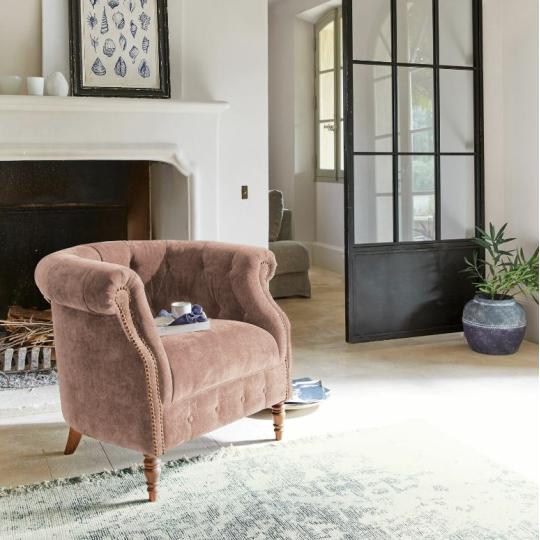 olvasofotel tuzott bezs barsony chesterfield karpitos fotel elegans polgari villa kastely nappali butor berendezes.jpg